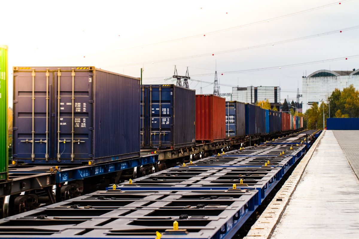 Tracking locomotives beyond cellular coverage with satellite connectivity